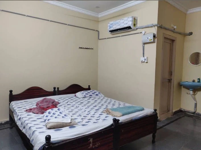 Double bed room with air conditioner at Shri Sringeri Shankar Mutt Tirumala