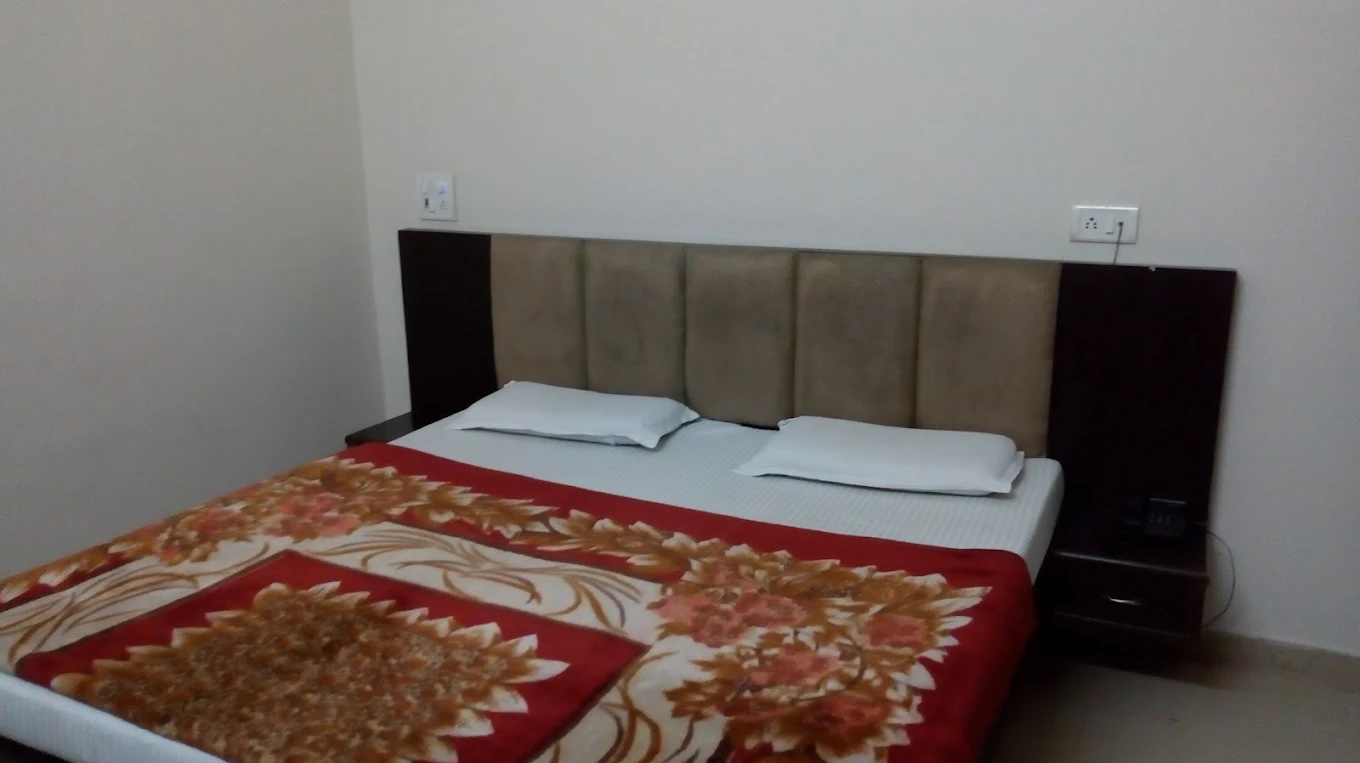 Double bed guest room at Shri Sringeri Shankar Mutt